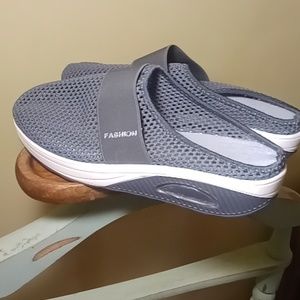 NWOT Mesh slip on slides